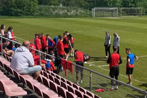 Jetzt eine Kugel Eis: Friedhelm Funkel (graues Shirt, rechts) hat die Trainingseinheit gerade beendet. 