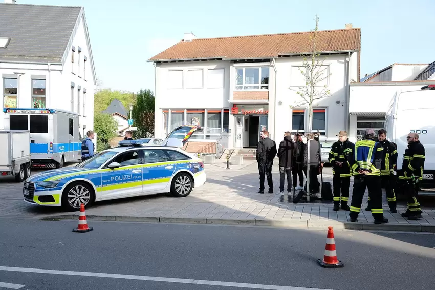 Polizei, Feuerwehr und Sprengstoffexperten waren vor Ort.