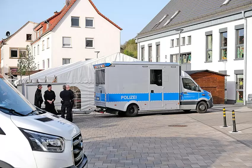 Das Festzelt vor dem Rathaus stand schon für den Tanz in den Mai bereit.
