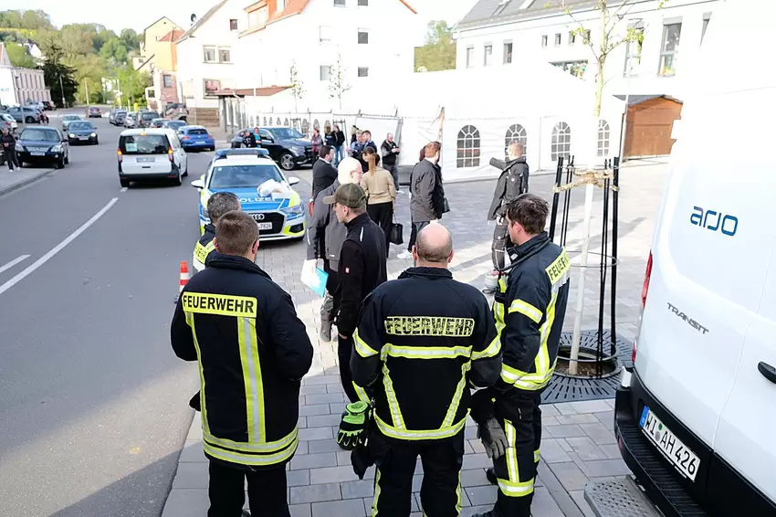 Gegen 9 Uhr gaben die Entschärfer des Bundeskriminalamts Entwarnung: "Die mutmaßlichen Geldautomatensprenger haben keinen Spreng