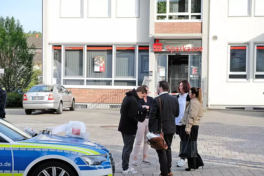 Die Sparkasse liegt direkt in der Ortsmitte.