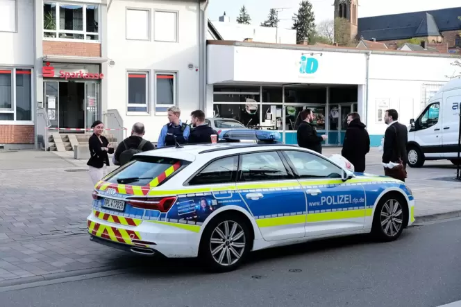 Unbekannte haben am Dienstagmorgen versucht, die beiden Geldautomaten der Sparkasse Südwestpfalz in Contwig aufzubrechen und sin