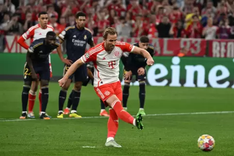 Harry Kane verwandelt den Elfmeter.