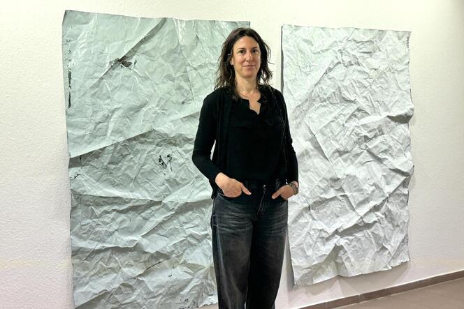 Jutta Steudle fertigt Rauminstallationen aus Papier und Kunststoff.