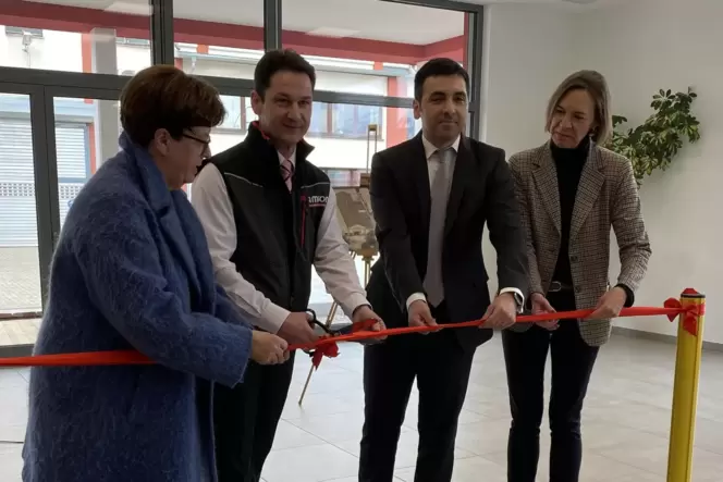 Symbolische Eröffnung des neues Verwaltungsgebäudes: Bürgermeisterin Monika Kabs als Gast der Samson- und Vetec-Verantwortlichen