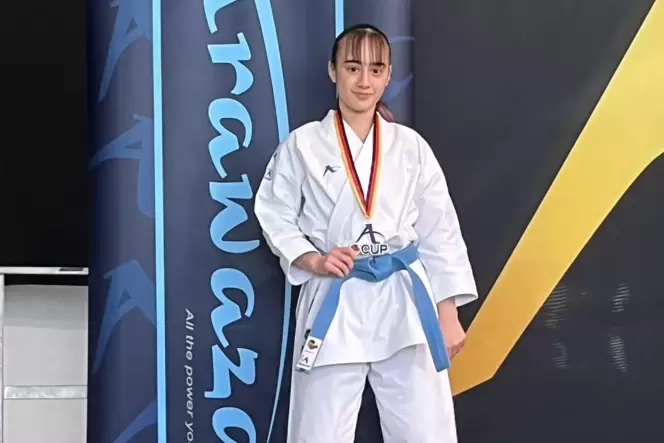 Annika Faul (Kata U18) gewinnt in Halle an der Saale Silber.