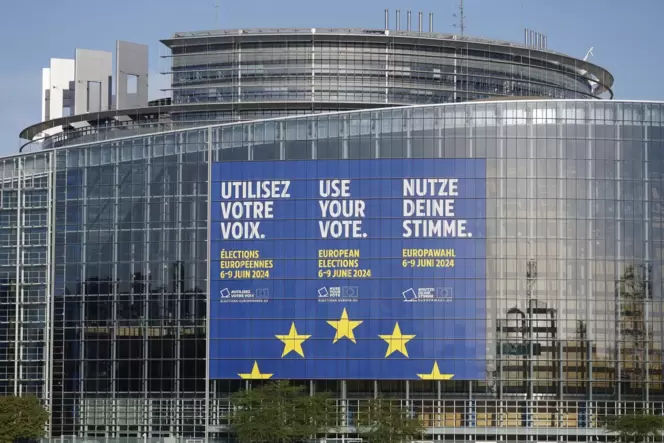 In mehreren Sprachen wird am Straßburger Europaparlament zur Teilnahme an der Europawahl aufgerufen.