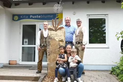 Luca (links) und Mathias Nikolaus übergeben Bürgermeister Torsten Bechtel (Mitte) und Kita-Leiterin Nadine Naab mit Melina und H