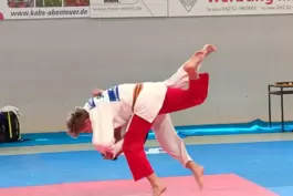HHG-Judoka Paul Steinbrenner kommt in der U16 mit einem Uchi-Mata zum Sieg.