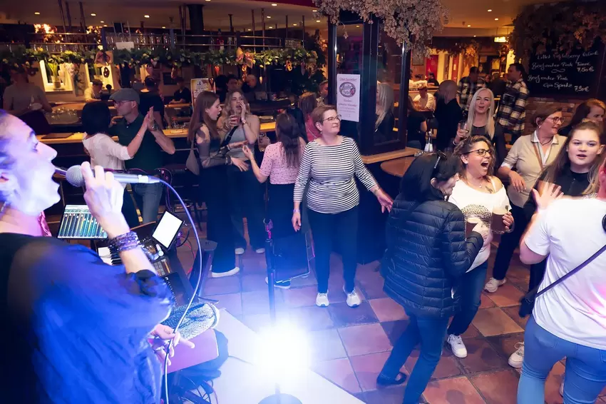 Die Band In! Music trat in Kuchems Brauhaus auf.
