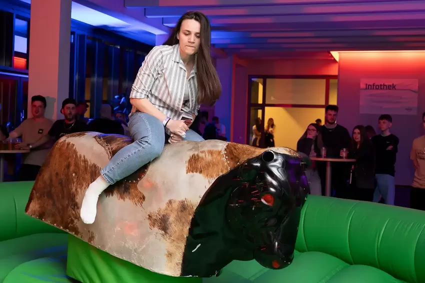In der Desperado Western Bar im Framas Stadion konnten Mutige auf dem Bullen reiten.