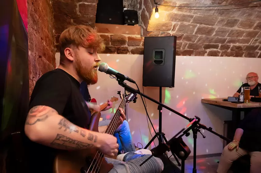 Jan-Luca Ernst spielte mit Manuel Bastian in Eddi’s Kellerei.