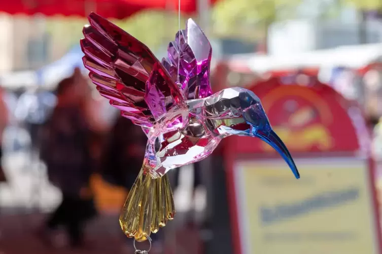 Acrylglas-Kolibris gibt es am Stand von Petra Weerts. 