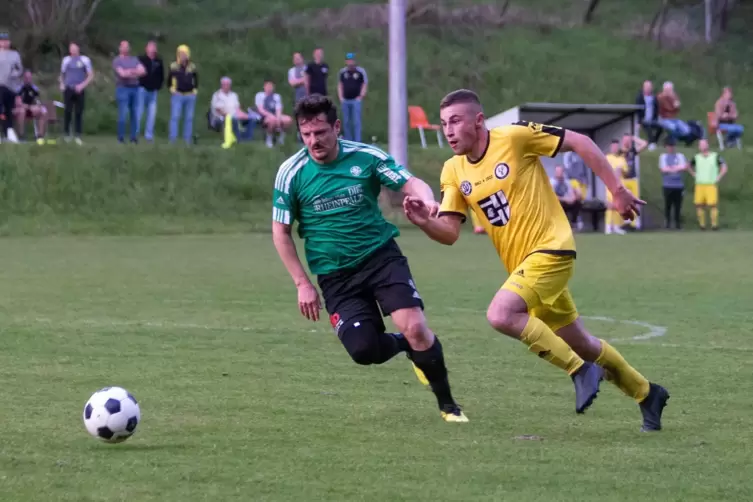 Überlegt im Scherz, sich mal einen Streckenzähler an die Fußballschuhe zu machen: Battweilers Außenbahnspieler und Dauerläufer F