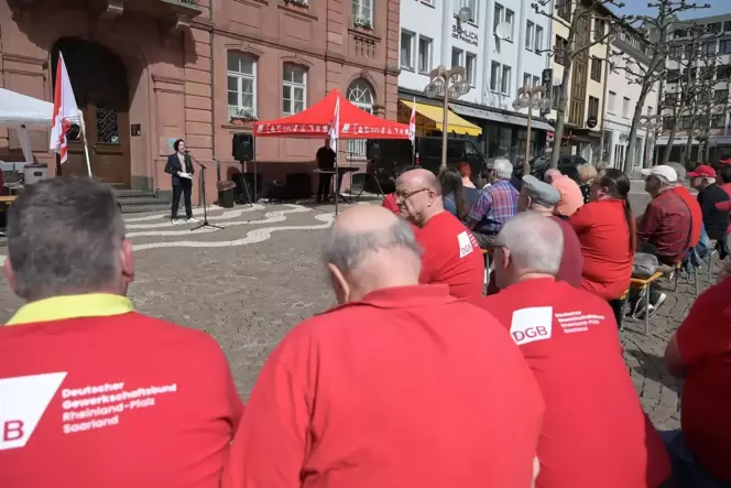 DGB-Maikundgebung auf dem Schlossplatz: die Festrede hält Angelika Glöckner.