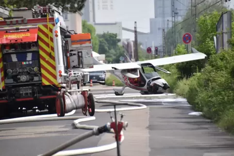 Das Flugzeug nach der missglückten Notlandung.