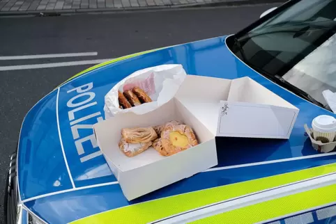 Auch das gehört zu einem Polizeieinsatz: Kaffestückchen für zwischendurch. Gesehen in Contwig.
