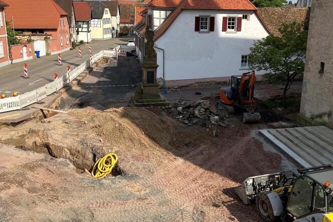 Die Arbeiten am Platz vor der Geinsheimer Kirche gehen gut voran.