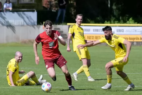 Nächste knappe Niederlage: FV Dudenhofen (gelb) hier gegen den 1. FC Kaiserslautern. 