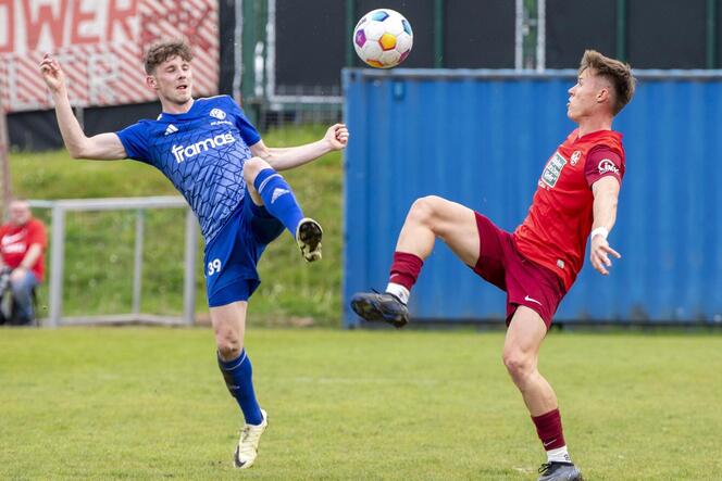 Hoch das Bein: Kevin Büchler vom FK Pirmasens (links) und Marius Bauer vom FCK II versuchen, an den Ball zu kommen.