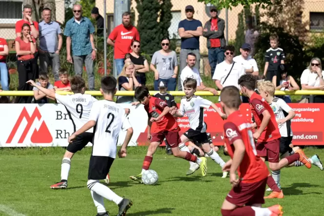 Technisch besser, schneller im Spiel nach vorne: 1. FC Kaiserslautern (rot) eröffnet das Turnier gegen JFV Ganerb.