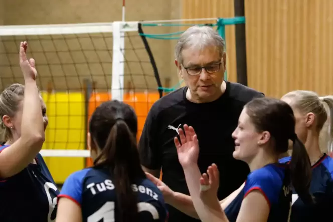 Trainer Peter Heß muss seine Volleyballerinnen der TuS Alsenz nun doch noch einmal zu einem Spiel zusammentrommeln.