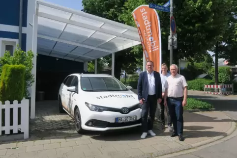 Christian Schreider, Rouven Hübner und Dieter Netter (von links) bei der Übergabe der neuen Stadtmobil-Station in Friesenheim. 