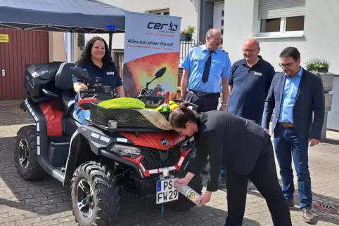 Zur Taufe des Quads gab es von Pfarrerin Verena Krüger „Boddebacher“ Schnaps aufs Nummernschild. 