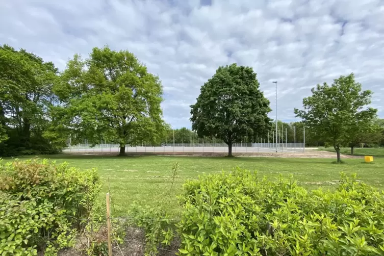 Neue Nachbarn: Das neue Kleinspielfeld f&uuml;r die Fu&szlig;baller grenzt am Queichtalbad an.