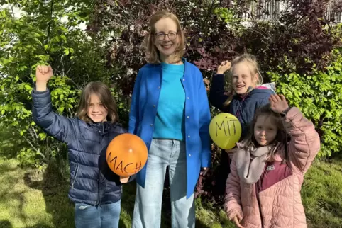 Linn Schöllhorn (Mitte) ist die Geschäftsführerin des Vereins Kinderhelden. 