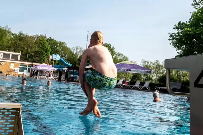 Jetzt kann wieder im Eisenberger Waldschwimmbad geschwommen werden. Der 10-jährige Tom übte bei der Eröffnung schon mal den Spru