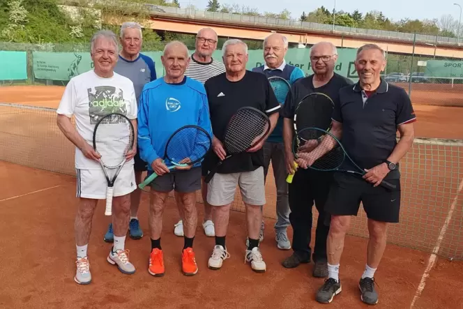 Das älteste Tennisteam der Region Pirmasens, die Herren-70 Spielgemeinschaft von ESV Pirmasens und TC Rodalben: (von links) Manf