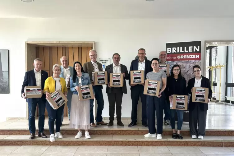 Schon bald werden diese Boxen in den Verwaltungsgeb&auml;uden in der Westpfalz zu finden sein. Michael und Michaela Roos stehen an zw