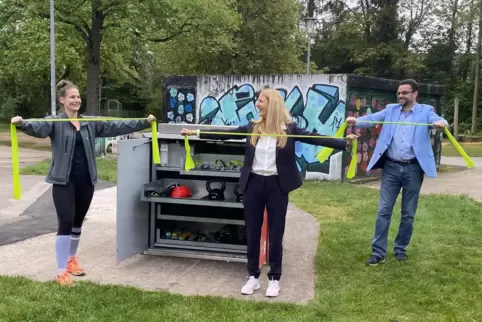 Bewegungsmanagerin Saskia Griffin, die Beigeordnete Christina Rauch und Sportamtsleiter Thomas Deller (von links) probieren die Bewegungsmanagerin Saskia Griffin, die Beigeordnete Christina Rauch und Sportamtsleiter Thomas Deller (von links) probieren die