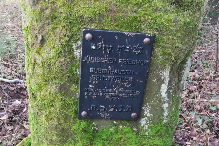 Ein Gedenkstein erinnert daran, dass es am &Ouml;lkorb einstmals einen j&uuml;dischen Friedhof gab. 