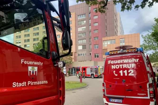 Die Feuerwehr wurde zu einem Zimmerbrand im Pirmasenser Krankenhaus gerufen.