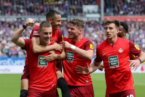 Filip Kaloc (links) und Daniel Hanslik (rechts) vom 1. FC Kaiserslautern trafen vergangenen Samstag in Kiel. Sie genießen bei Tr