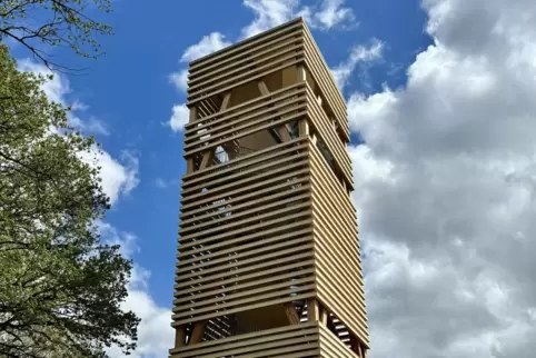 Der Holzturm ist 24 Meter hoch und wiegt 240 Tonnen. Selbst von der A6 aus ist er zu sehen. 