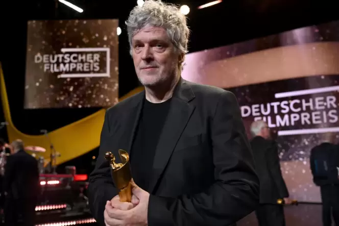 Matthias Glaser, Regisseur von »Sterben«, freut sich über die Lola in Gold für den besten Spielfilm.