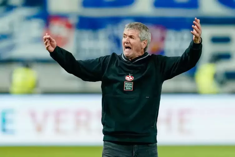 Erst nach dem vierten Treffer beruhigter: FCK-Trainer Friedhelm Funkel. 