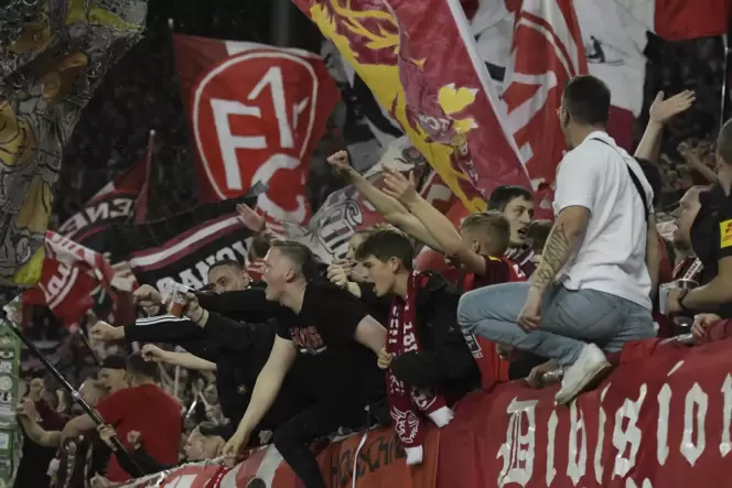 Die Fans des FCK haben die Mannschaft gegen Magdeburg getragen – und zum Sieg geschrien.