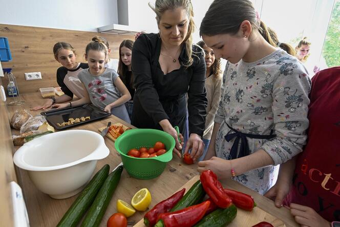 Tipps vom Profi: Die Koch-AG des Karolinen-Gymnasiums hatte am Freitag Besuch von Gourmetköchin Annette Glücklich. Auf dem Speis