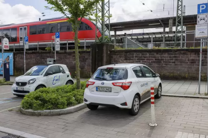 Am Hauptbahnhof stehen Stadtmobile und Emil nebeneinander. Am Hauptbahnhof stehen Stadtmobile und Emil nebeneinander.