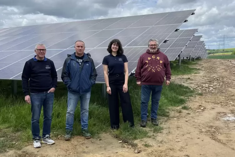 Einweihung der Photovoltaikanlage auf Niedermoscheler Gemarkung durch die Firma Boreas Energie (von links): Planer Stefan Auth, 