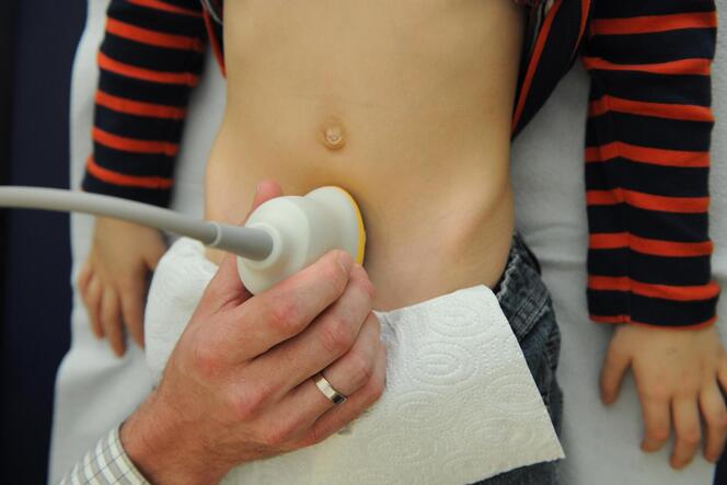 Beim Kinderarzt: Ein kleiner Junge wird mit Ultraschall am Bauch untersucht.