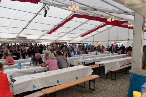 Das Festzelt in der Brühlgasse ist von Samstag bis Montag Dreh- und Angelpunkt des Nordpfälzer Herbstfestes. Wie die hohen Koste Das Festzelt in der Brühlgasse ist von Samstag bis Montag Dreh- und Angelpunkt des Nordpfälzer Herbstfestes. Wie die hohen Koste
