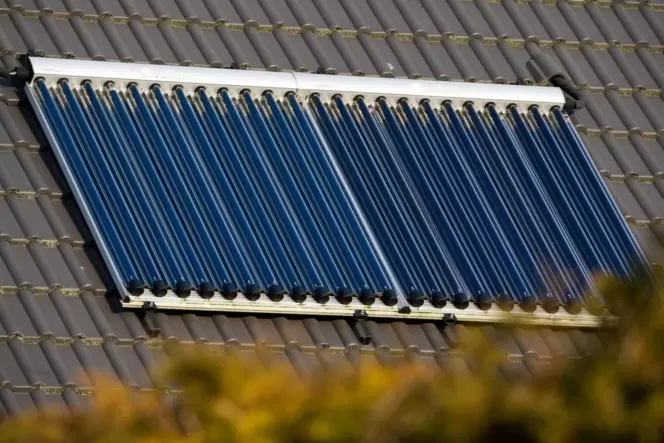 Warmes Wasser durch Sonnenenergie: Eine Solarthermieanlage kann beim Sparen helfen.