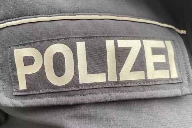 Unbekannte haben in Münchweiler ein geparktes Auto beschädigt. Hinweise nimmt die Polizei in Rockenhausen entgegen.