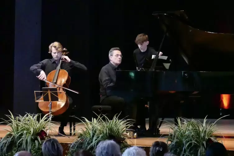 Cellist Julian Steckel gab am Freitag mit Pianist Paul Rivinius ein berührendes Konzert in der Pirmasenser Festhalle.