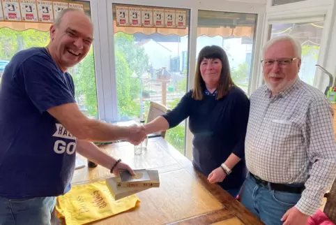Herzlichen Glückwunsch: Klaus Geis (links) gratuliert Klaudia Kindl und ihrem Ehemann Werner. 